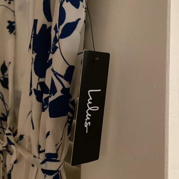 NWT women’s lulus Lindsie Blue and White Floral Print
Pleated Wrap Maxi Dress - Picture 11 of 16